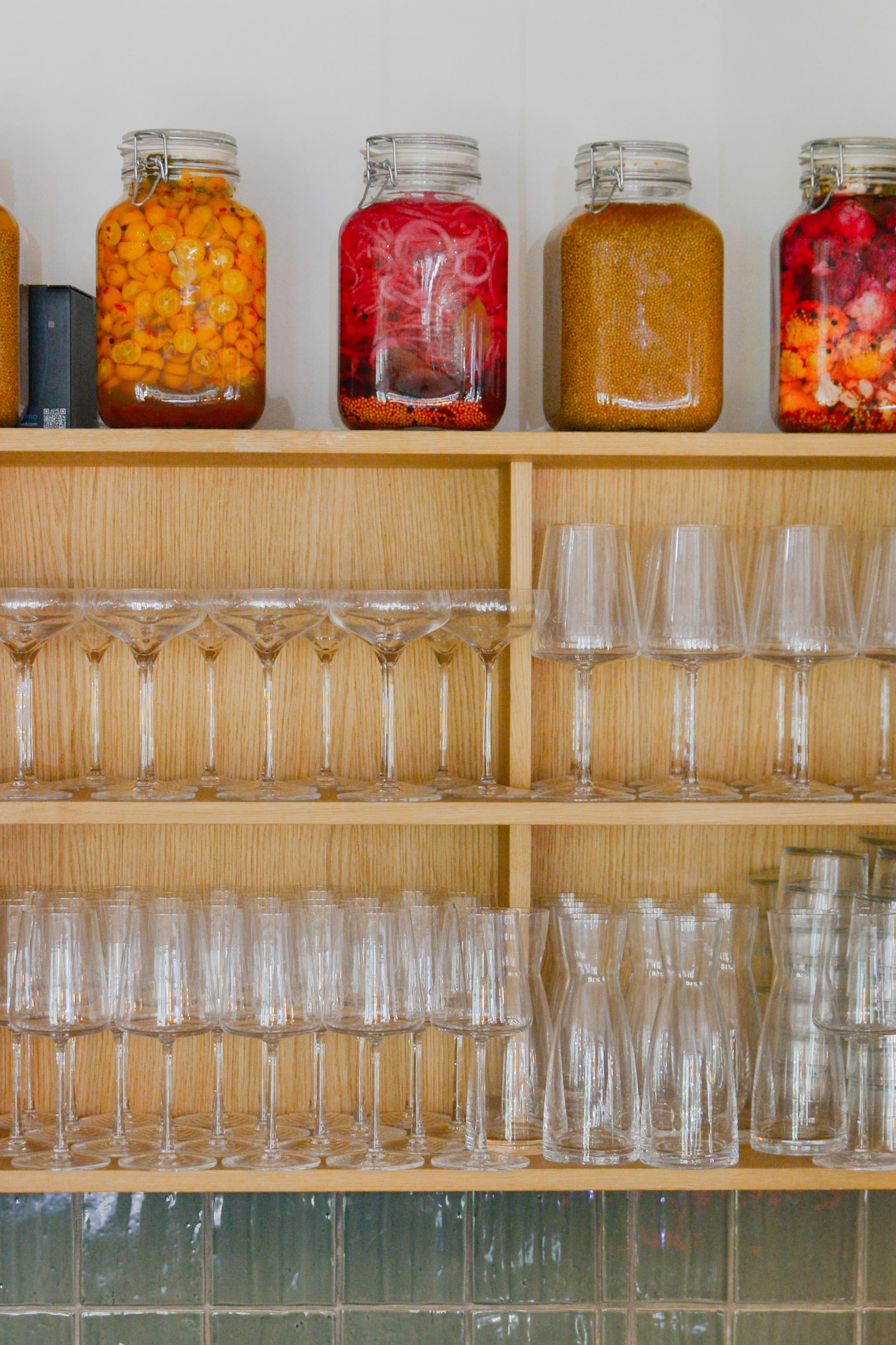 Vintage Gläser-Regal im Café