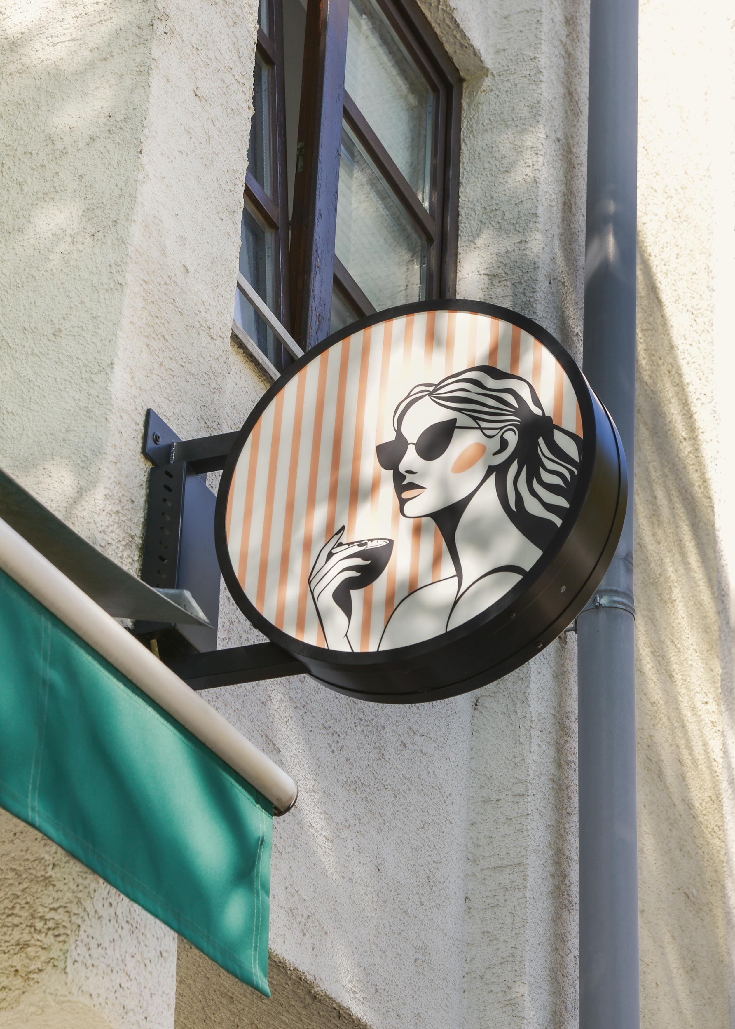 Carlotta Logo-Schild außen am Café